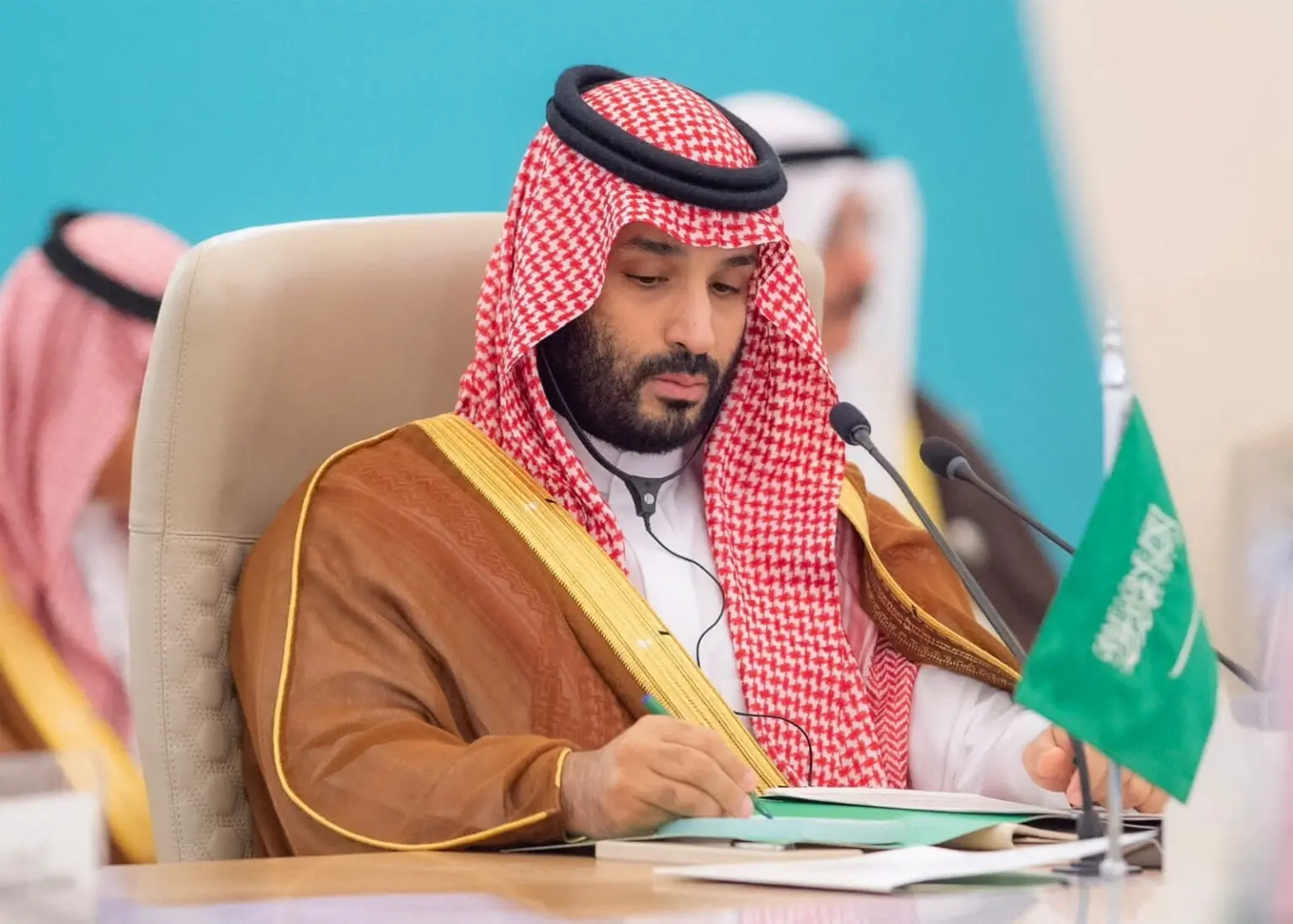 استایل خاص و غیررسمی بن سلمان در دفتر کار ش+عکس