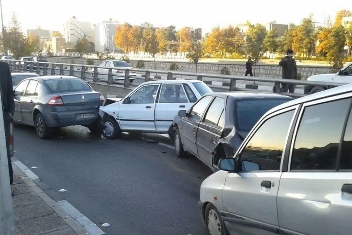 فوت یک پاکبان در اثر تصادف در بزرگراه زین الدین/ پاکبان ها همچنان به صورت سنتی در حال نظافت معابر بزرگراهی هستند!