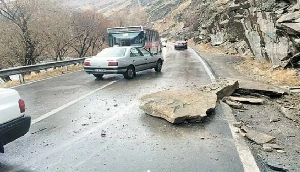 ۳ مصدوم بر اثر ریزش سنگ در محور کندوان