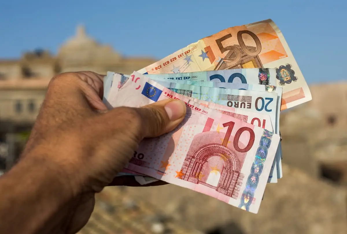 article-tips-money-euros-in-hand