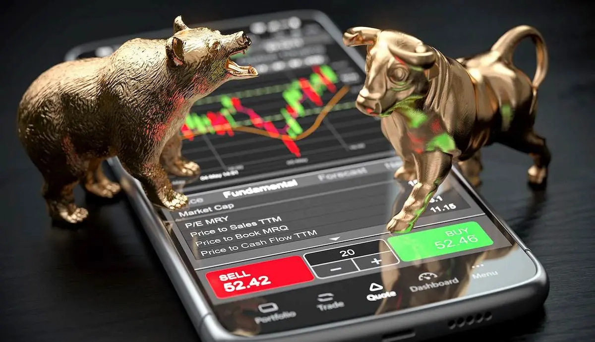 Golden-bull-and-bear-as-symbols-of-stock-market-on-a-smartphone