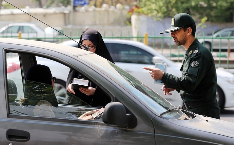 نیروی انتظامی بر اساس کدام قانون به مبارزه با بی حجابی می رود؟