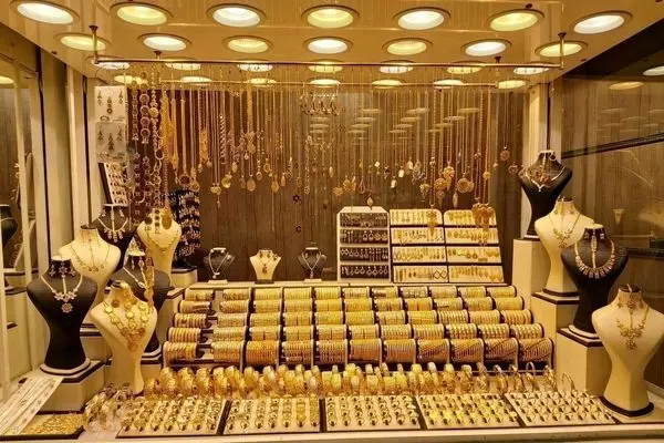 قیمت طلا و سکه 8 آذر 1402 / تخلیه حباب سکه در بازار بی‌جان طلا