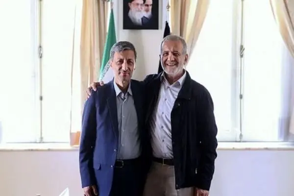 هدیه به رئیس جمهور منتخب؛ قاب عکسی از دیدار مسعود پزشکیان با رهبر انقلاب در سال ۱۳۸۲ + عکس
