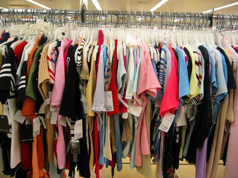 کشف ۱۶ هزار لباس قاچاق از انباری در بازار تهران