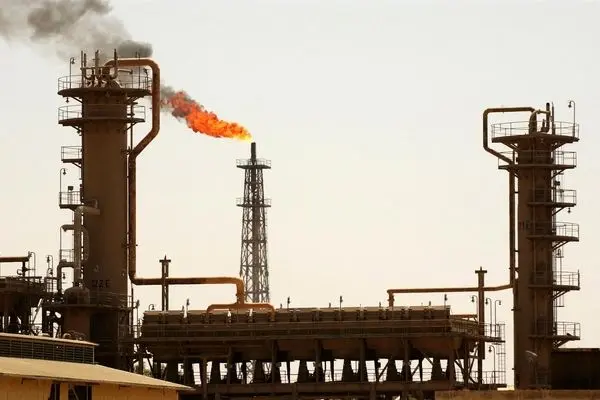 افزایش 400 هزار بشکه‌ای تولید نفت ایران امکان‌پذیر است؟/ رشد اقتصادی نفتی تنها گزینه دولت!