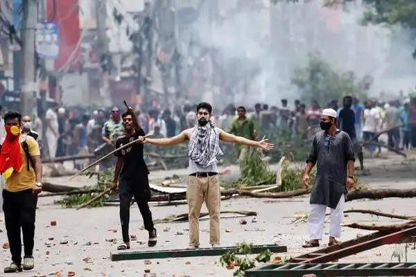 ویدئو| در بنگلادش دولت دانشجوها را کشته و در خیابان میچرخاند