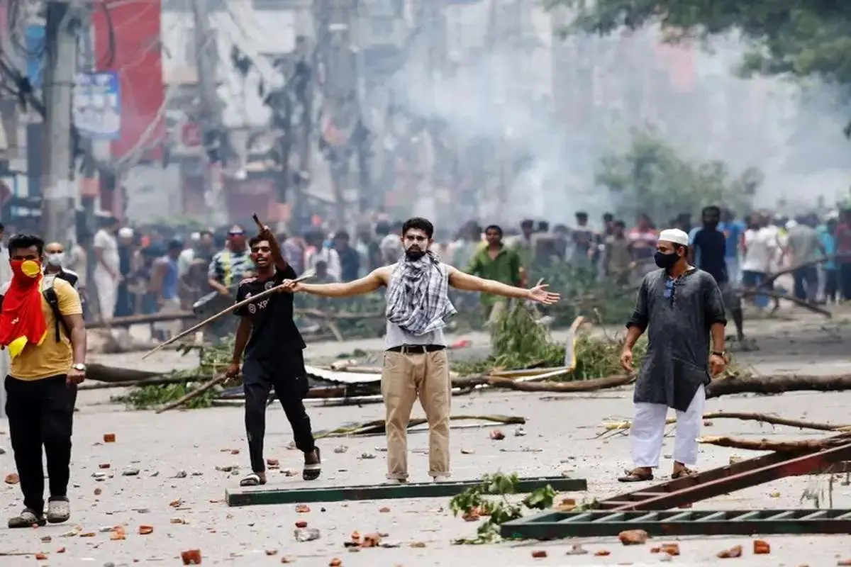 ویدئو| در بنگلادش دولت دانشجوها را کشته و در خیابان میچرخاند