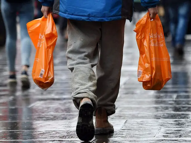 محیط‌زیست: توزیع رایگان کیسه‌های پلاستیکی در فروشگاه‌ها باید ممنوع شود
