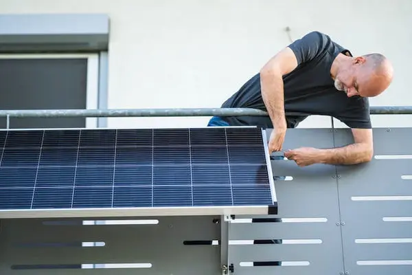 پنل‌های خورشیدی نصب‌شده در بالکن راهکاری عالی برای آپارتمان‌نشین‌ها؟