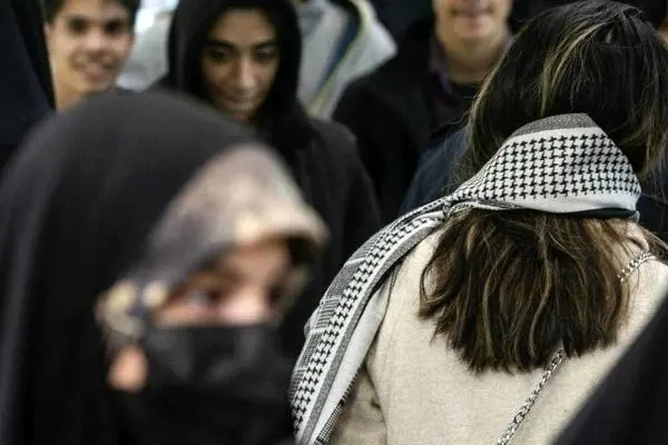 هشدار عباس عبدی: فشار به موضوع حجاب، فنر جامعه را رها می‌کند