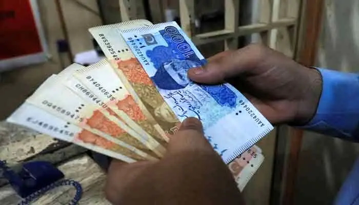 پاکستان برای مقابله با پول تقلبی، اسکناس پلاستیکی چاپ می‌کند