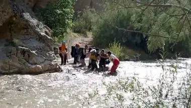 بیش از 100 طبیعت‌گرد در دره شمخال درگز گرفتار سیلاب شدند