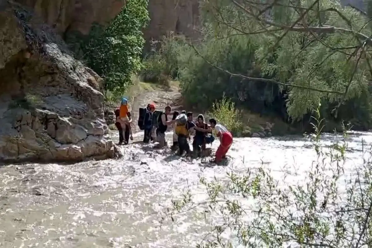 بیش از 100 طبیعت‌گرد در دره شمخال درگز گرفتار سیلاب شدند