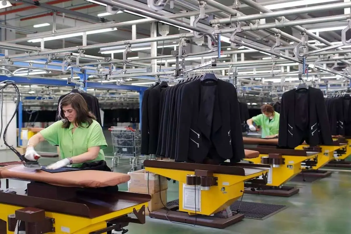 کارکنان صنعت پوشاک جهان چقدر حقوق می‌گیرند؟