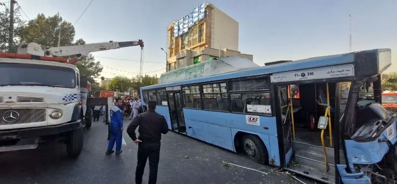 تصادف اتوبوس در میدان شهدا