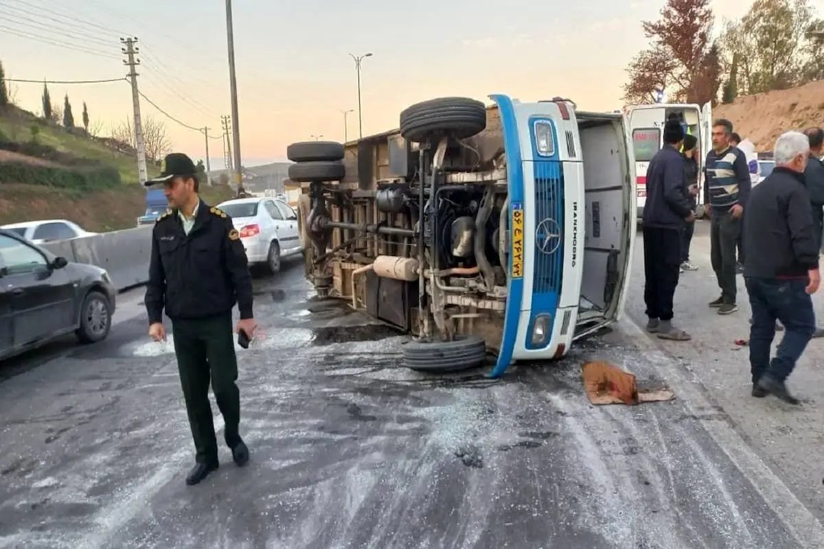 21 مصدوم در پی واژگونی مینی بوس در کمربندی نکا