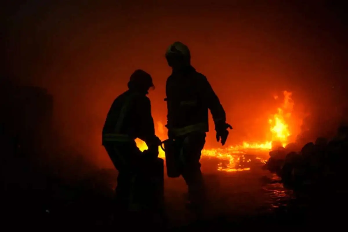 آتش‌سوزی مهیب اطراف بیمارستان هفت تیر شهرری+ فیلم