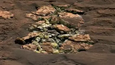 کشف شگفت انگیز مریخ نورد در اثر شکسته شدن اتفاقی یک سنگ