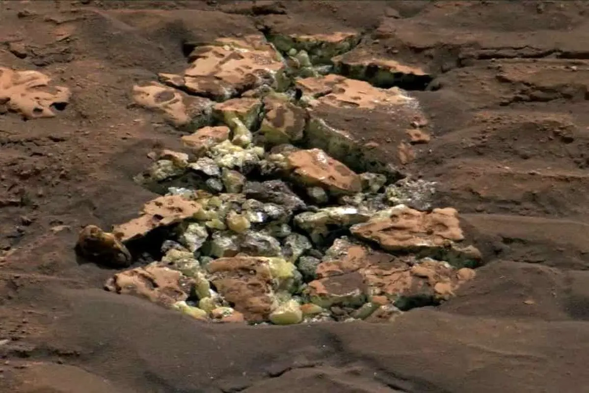 کشف شگفت انگیز مریخ نورد در اثر شکسته شدن اتفاقی یک سنگ