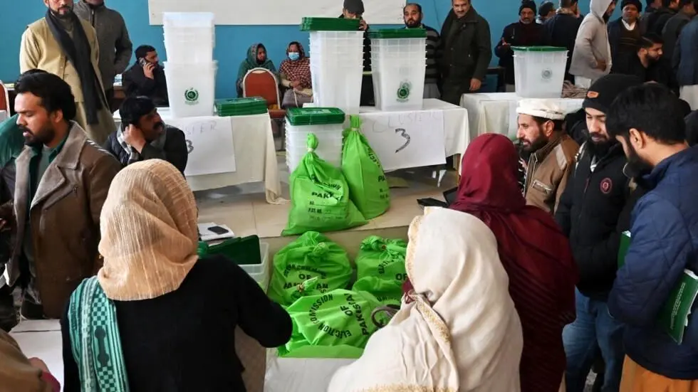 قطع اینترنت در پاکستان هم‌زمان با آغاز انتخابات / زنان تنها ۵ درصد از نامزدهای انتخابات را تشکیل می‌دهند