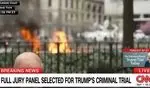 فردی  در محوطه بیرون دادگاه ترامپ خودش را به آتش کشید