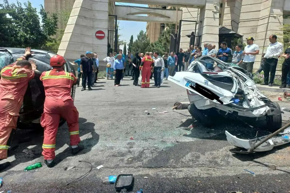حادثه در سعادت آباد تهران / زیر گرفتن ۱۱ خودرو توسط کامیونت 
