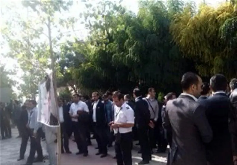 کارکنان هما مقابل ساختمان وزارت راه تجمع کردند +عکس