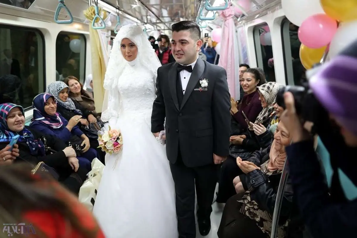 عروسی زوج جوان در مترو +عکس