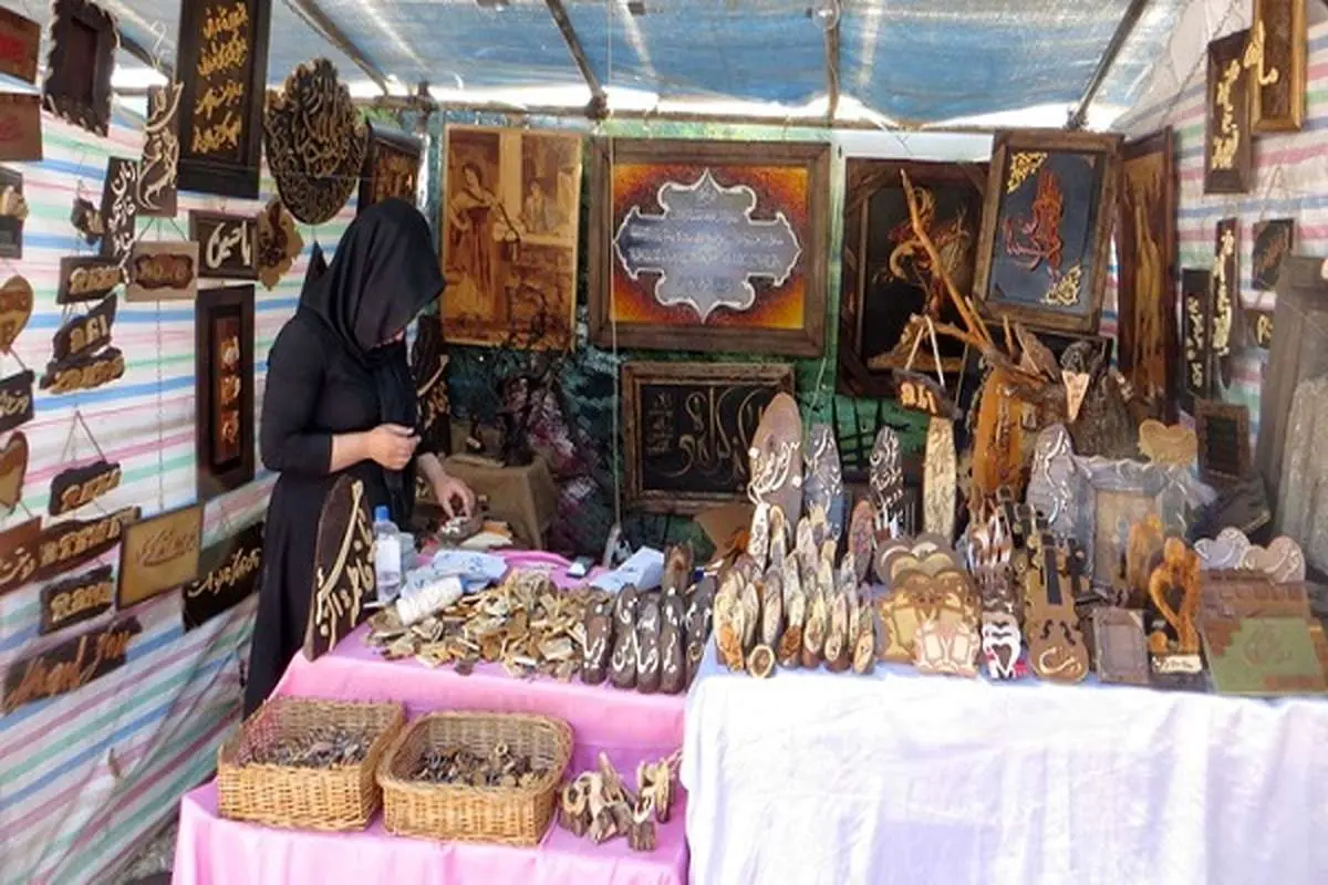 زنان سرپرست خانوار در منطقه دو بازارچه موقت برپا کردند