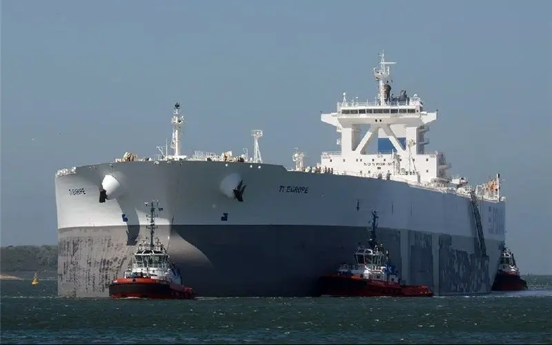 نفت ذخیره شده بر روی دریا به یک سوم کاهش یافت