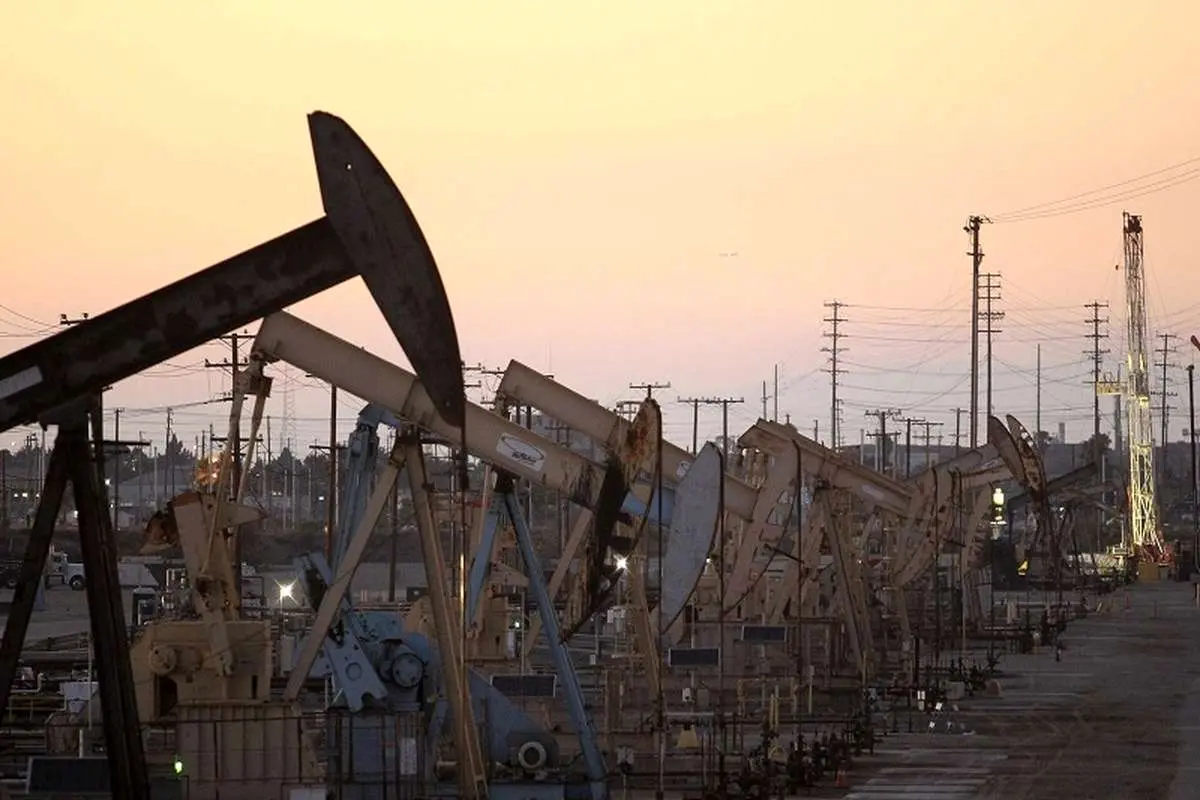کاهش قیمت نفت جهانی از سر گرفته شد