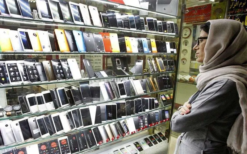 نوسان دلار، قیمت تلفن همراه در بازار را افزایش داد