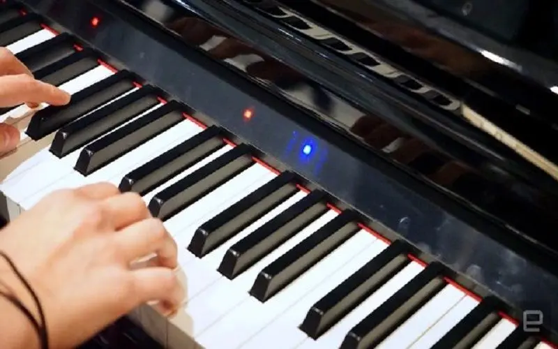 پیانوی هوشمندی که نواختن را آموزش می‌دهد