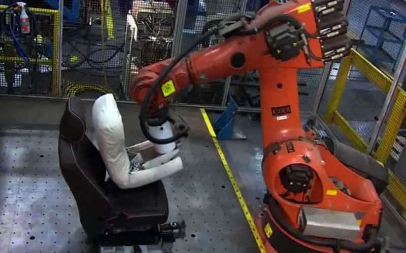 رباتی که راحتی صندلی خودرو را آزمایش می‌کند