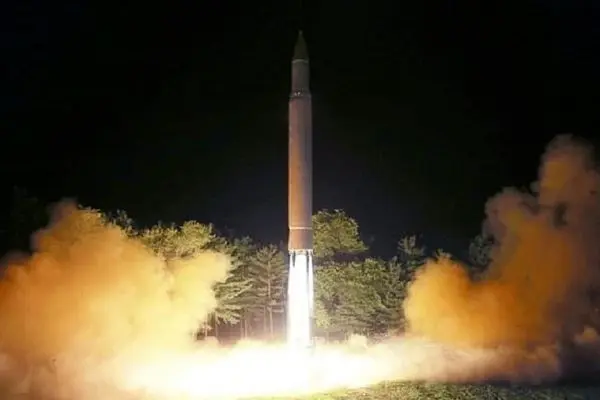 کره شمالی موشک ماهواره‌بر به فضا پرتاب می‌کند