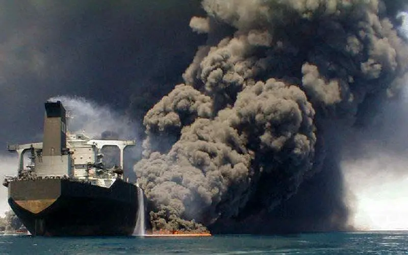 نفتکش ایرانی همچنان در آتش می‌سوزد