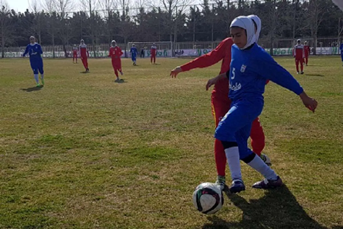پیروزی تیم فوتبال جوانان بانوان مقابل تیم بزرگسالان