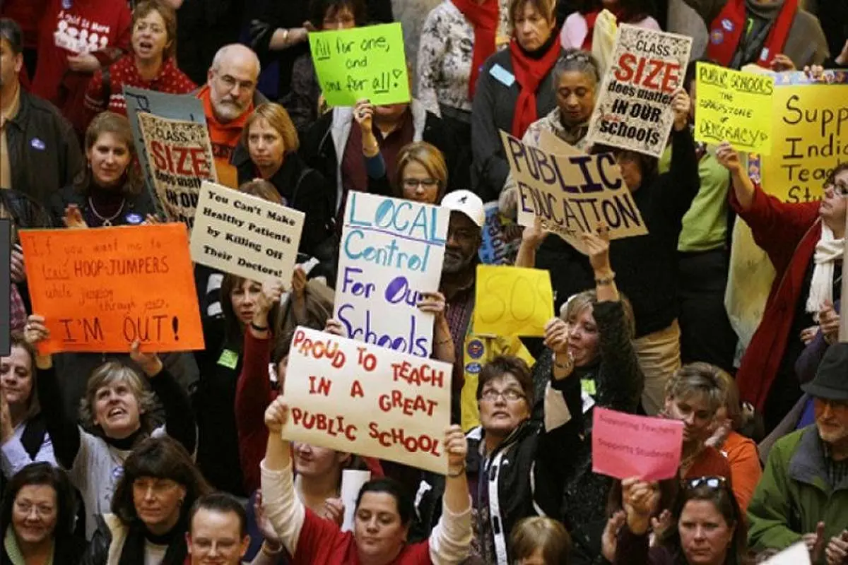 معلمان آمریکایی به وضع معیشتی خود اعتراض کردند