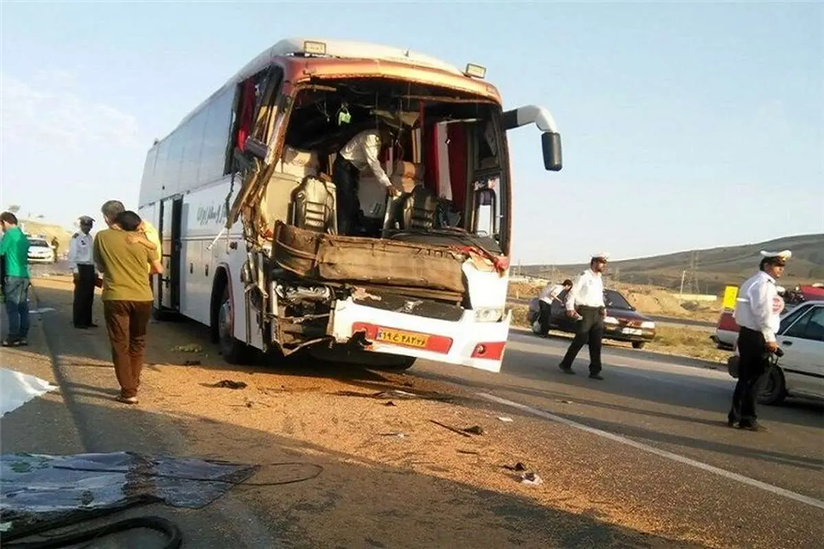 تصادف مرگبار تریلر با اتوبوس در سمنان
