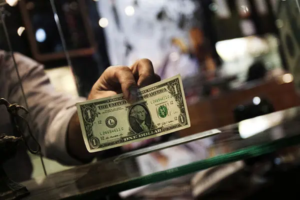آخرین قیمت دلار امروز ۱۵ بهمن ۹۹/ عقب‌نشینی اندک اسکناس امریکایی