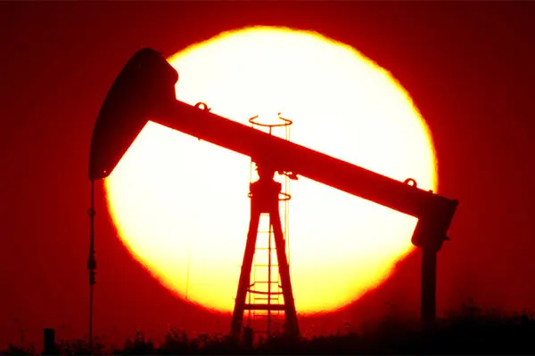 سقوط صادرات نفت ایران / امسال روزانه ۱۸۰ هزار بشکه صادر شد