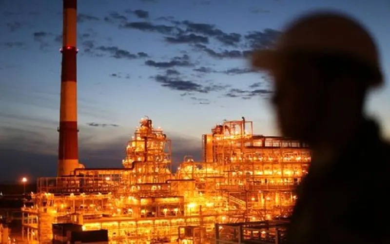زنگنه: بعید است خریداران نفت ایران از تحریم‌های آمریکا معاف شوند