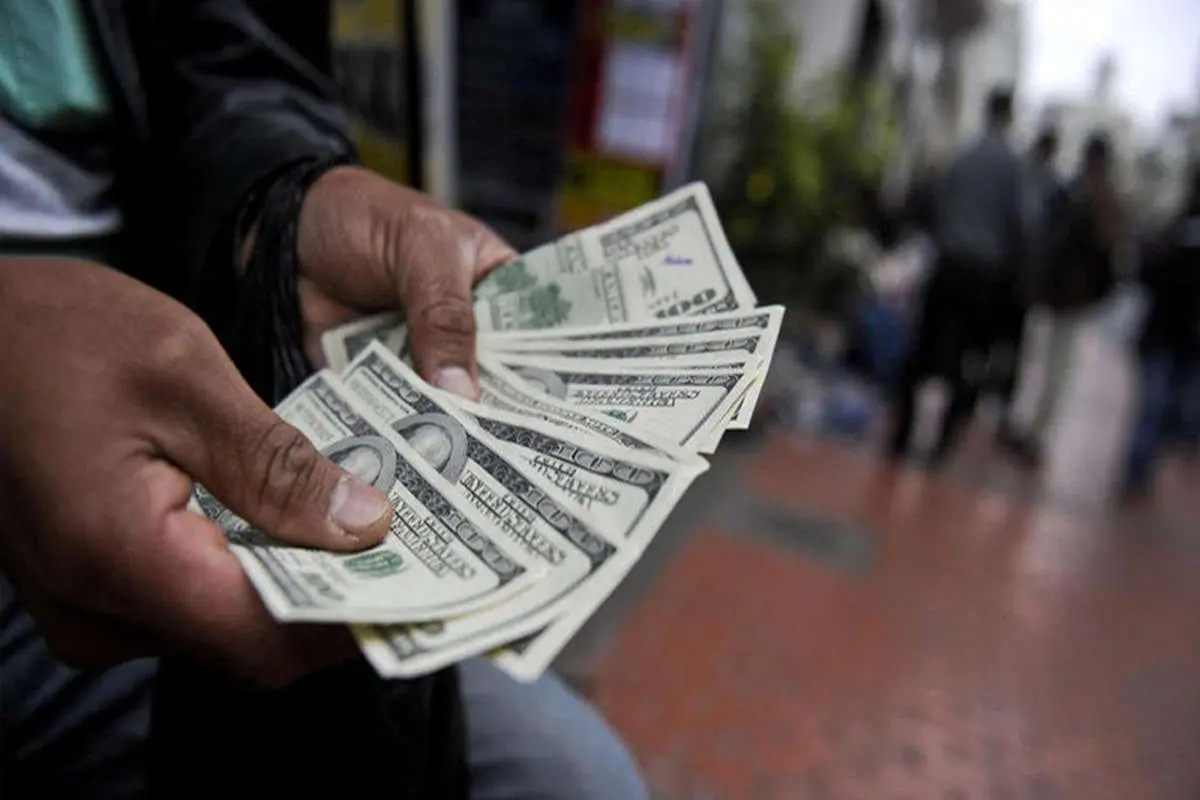 قیمت دلار در آستانه شروع تحریم‌های جدید