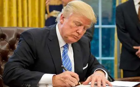 ترامپ آغاز اجرای مرحله اول تحریم‌ها علیه ایران را امضا کرد