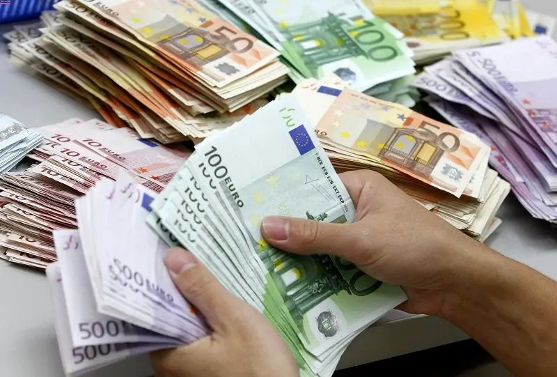 یورو هم به زنجیره‌ ارزانی پیوست/قیمت یورو از کجا به کجا رسید؟