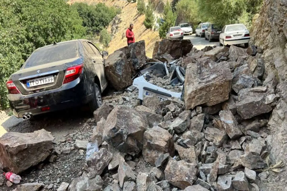 مصدومیت شدید 3 نفر در اثر ریزش کوه در جاده امامزاده داود +عکس