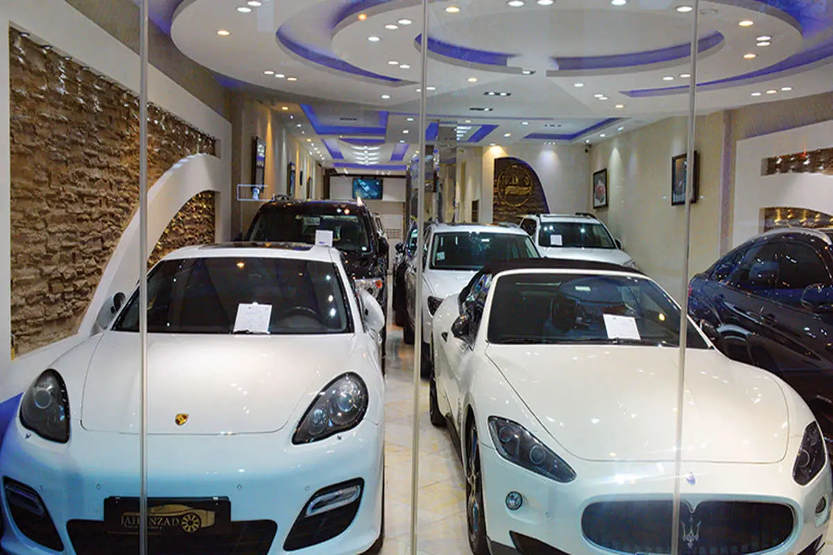 خودروهای لوکس ‌بی‌پلاک در نمایشگاه‌های تهران (گزارش تصویری)