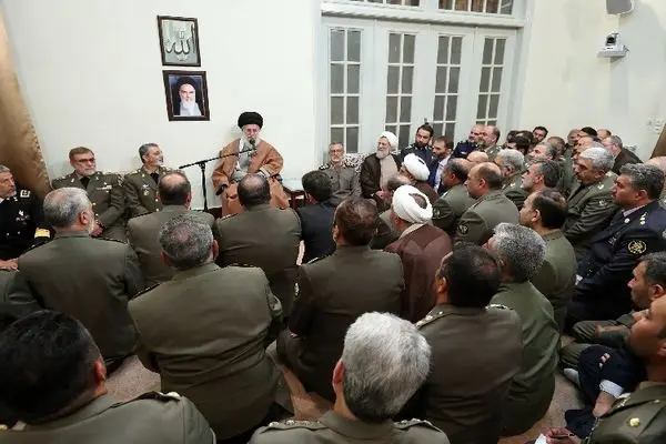 رهبر انقلاب به فرماندهان سپاه و ارتش نشان «فتح» داد+تصاویر