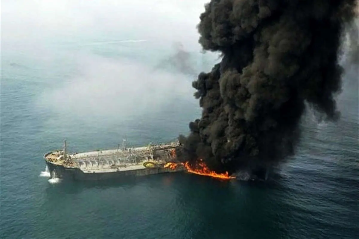جزئیاتی از حادثه آتش‌سوزی دو فروند نفتکش / نجات 44 ‌دریانورد خارجی